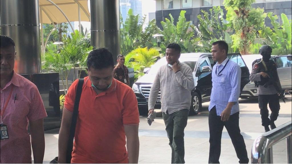 Bupati Buton Selatan Tiba di KPK