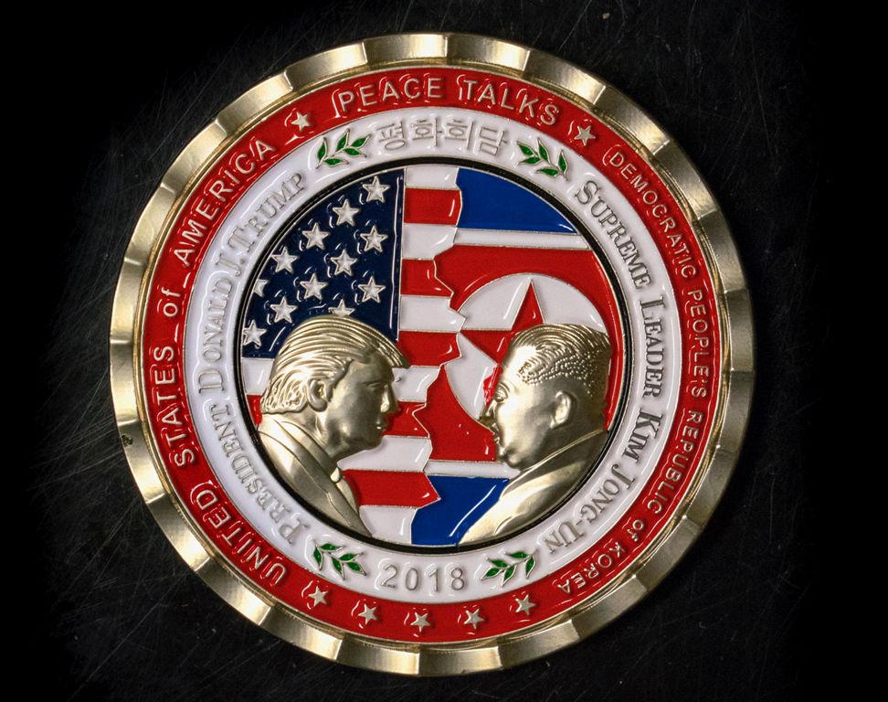 Pertemuan Batal, Souvenir Trump-Kim Dijual Murah