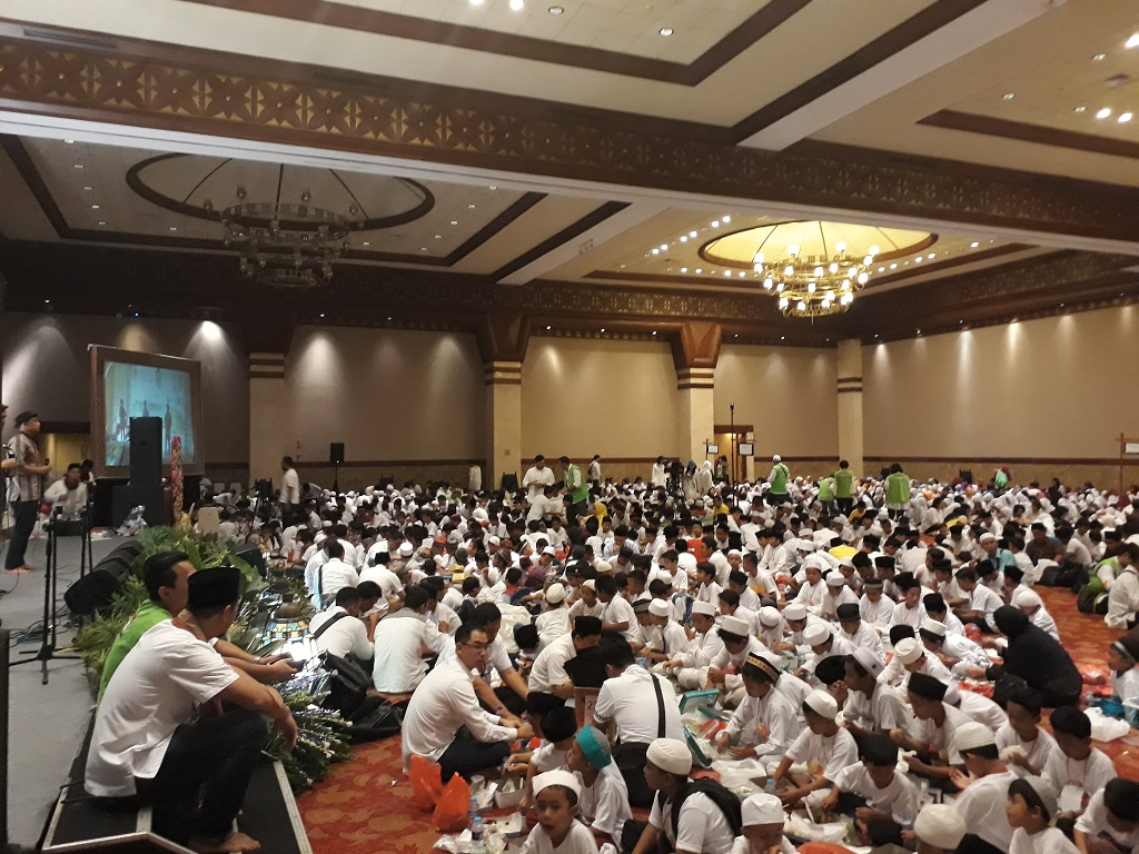 Anies Buka Puasa Bersama 1.650 Anak Yatim