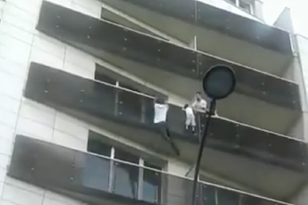 'Spider-Man' Paris Selamatkan Bocah yang Bergelantungan di Balkon