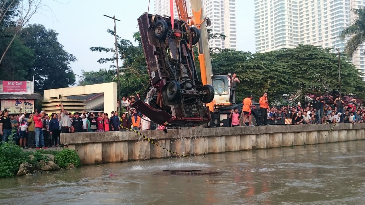 Mobil dan Jenazah yang Tercebur di Kalimalang Ditemukan