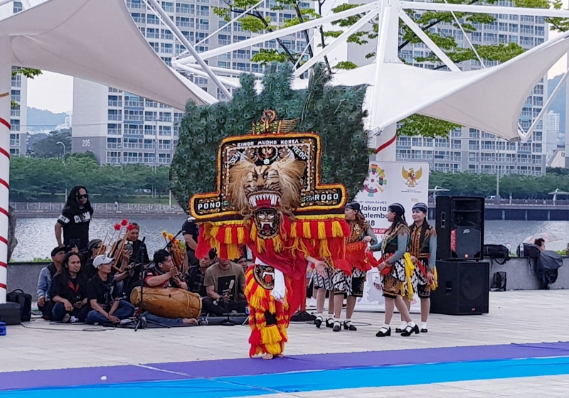 Reog Indonesia Curi Perhatian Warga di Busan