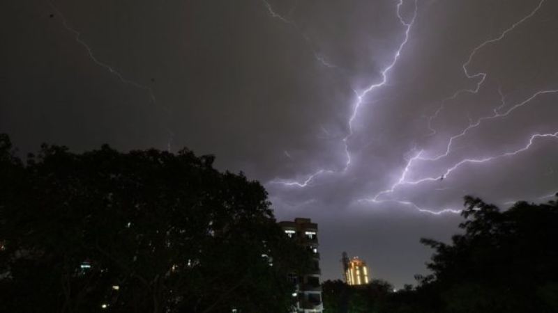 Badai Petir Picu Kematian 50 Warga India