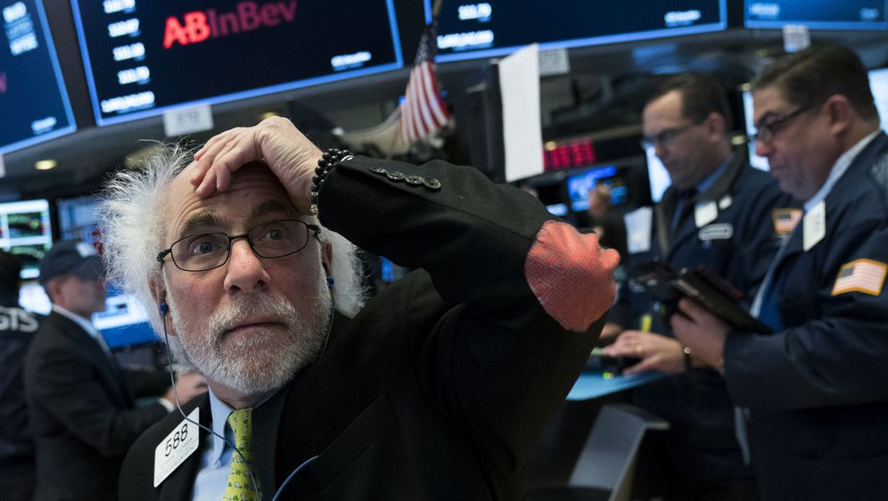 Ketegangan Perdagangan Buat Wall Street Ditutup Tertekan