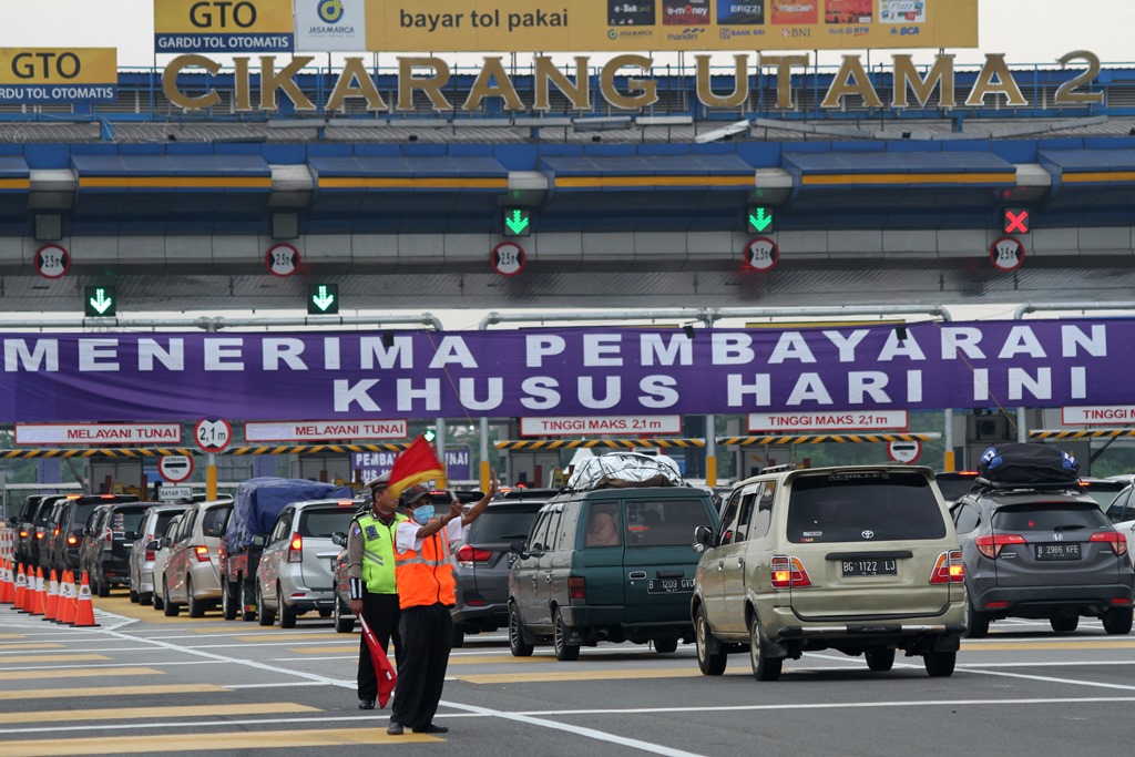 1.273 Personel Disiagakan Mengurai Kemacetan Tol Jakarta-Cikampek