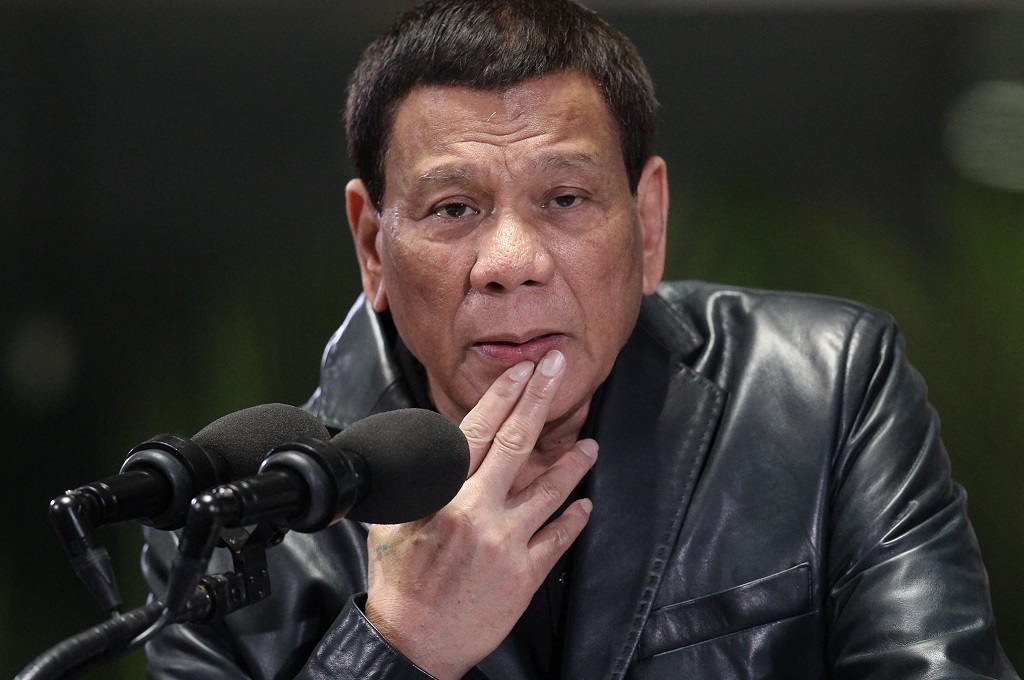Duterte Dikecam usai Cium Buruh Migran di Seoul