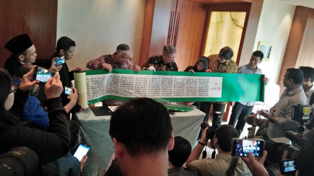 Indonesia Terima Alquran Bersulam Terbesar di Dunia