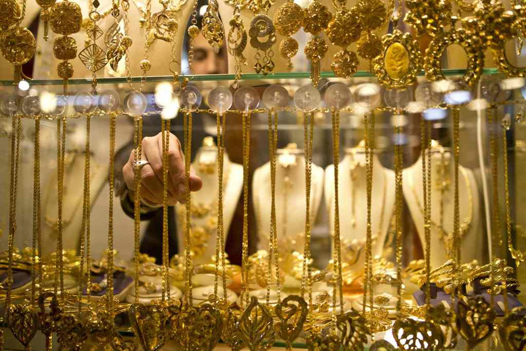 Emas Dunia Perkasa di Tengah Penyusutan USD