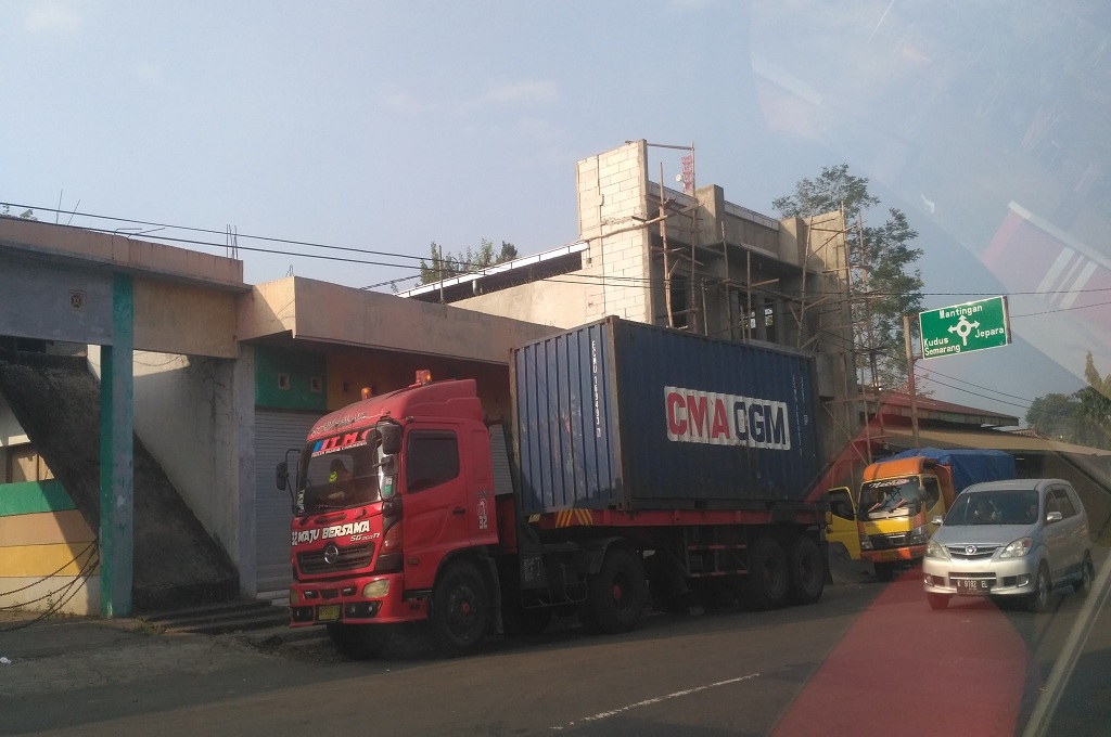 Hanya Ada Satu Kantong Parkir Truk di Jepara