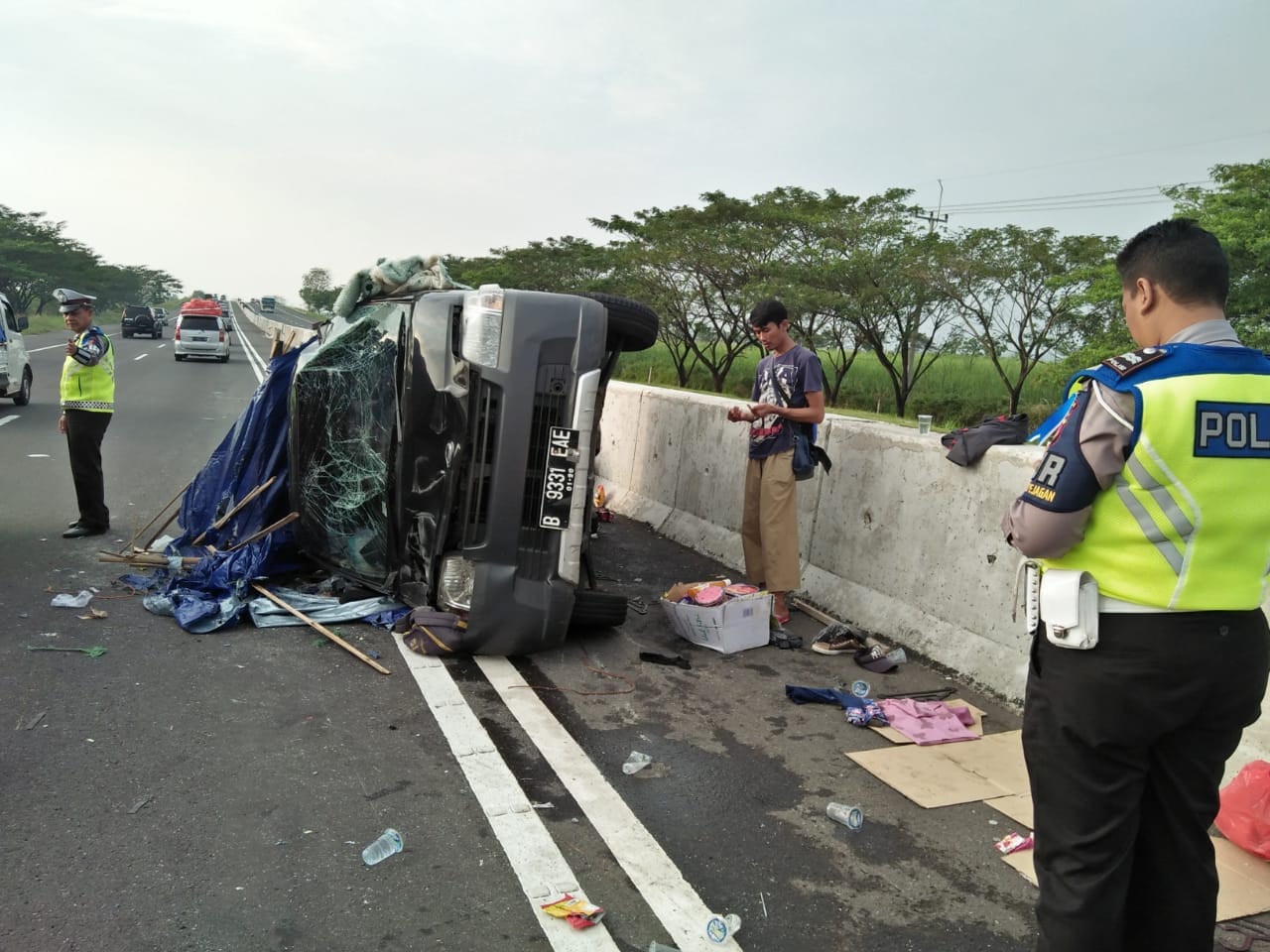 Pikap Pengangkut 12 Penumpang Terbalik di Tol Kanci-Pejagan