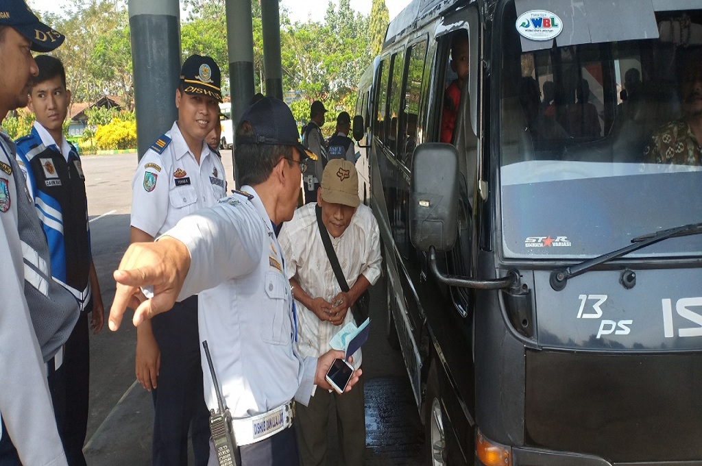 Belasan Minibus Rental Ditilang di Jombang
