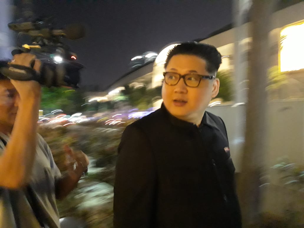 Bergaya Mirip Kim Jong-un, Howard X Menggegerkan Singapura