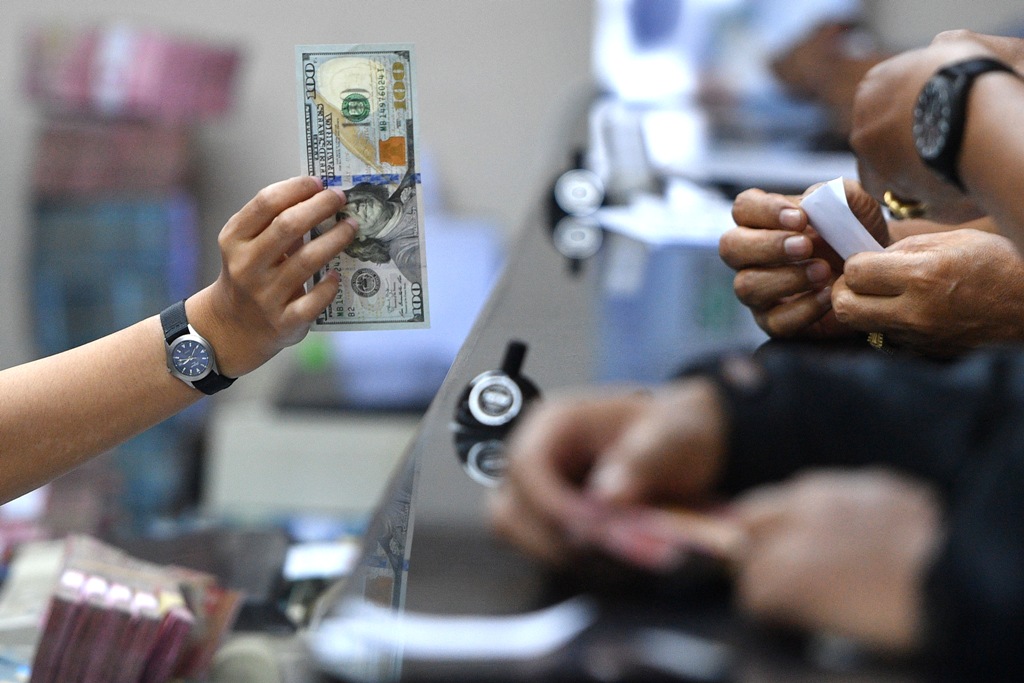 Gerak Dolar AS Bervariasi Menunggu Pertemuan AS-Korut