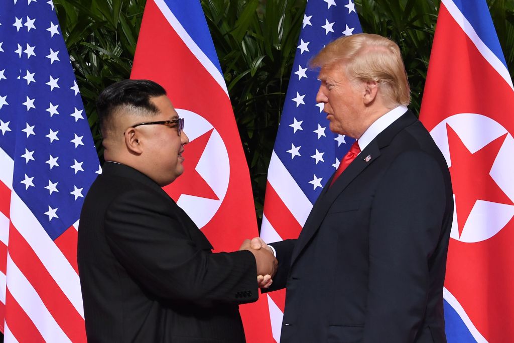 Trump dan Kim Jong-un Bertemu Pertama Kalinya