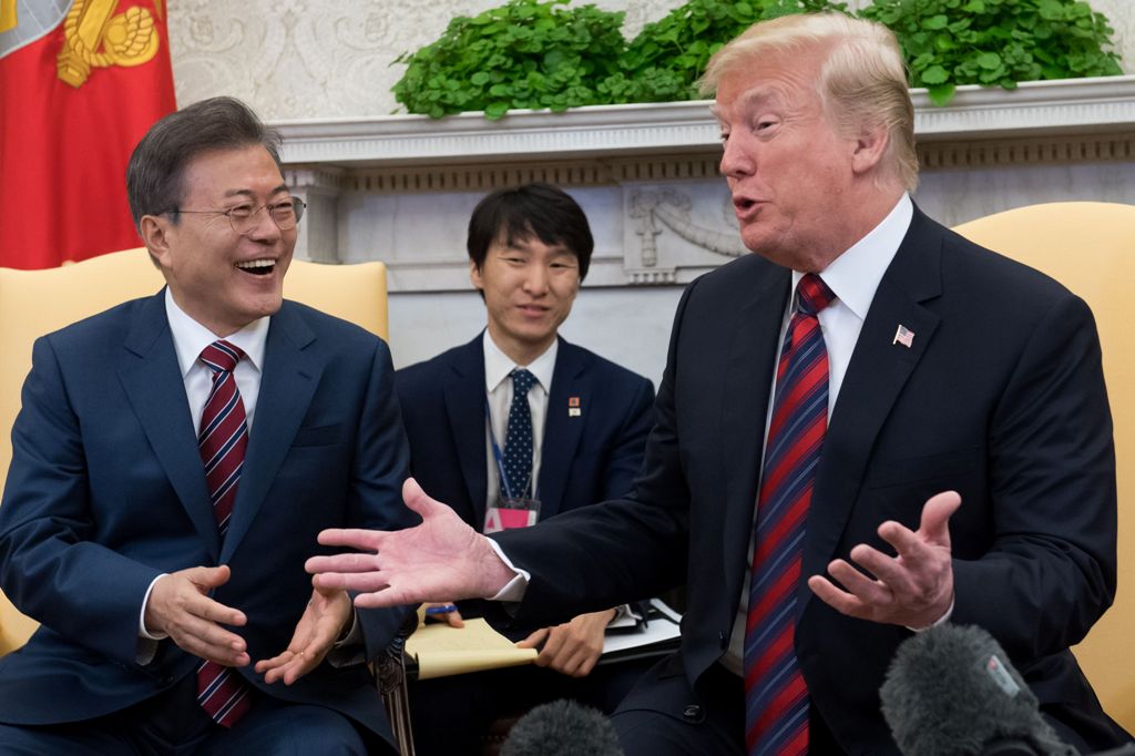 Sebelum Temui Kim, Trump Telepon Presiden Korsel