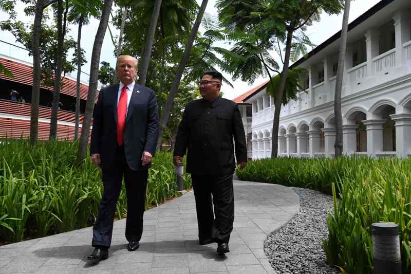Trump Minta Fotografer Buat Dirinya dan Kim Terlihat Tampan