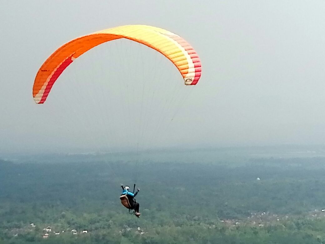 Atlet Paralayang Jatuh dari Ketinggian 100 Meter