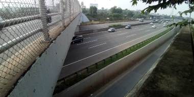 JPO Tol Dijaga Polisi Berpakaian Preman