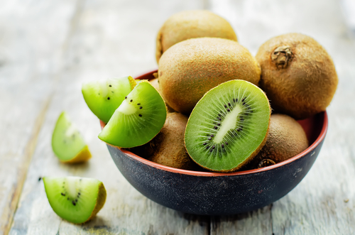 Punya Banyak Manfaat, Tertarikkah Anda Mencoba Kulit Buah Kiwi?