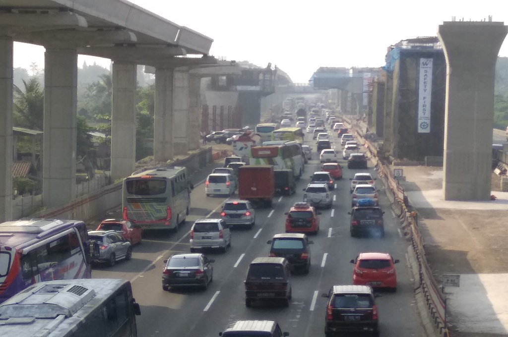 Tol Jakarta-Cikampek Padat
