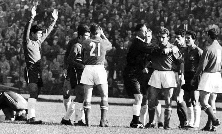 Piala Dunia 1962: <i>Battle of Santiago</i> yang Mencekam