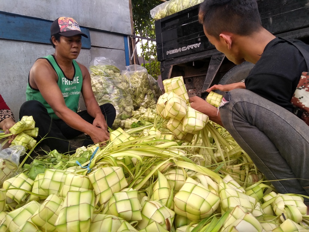 Omzet Pedagang Ketupat hanya Capai Rp20 Juta