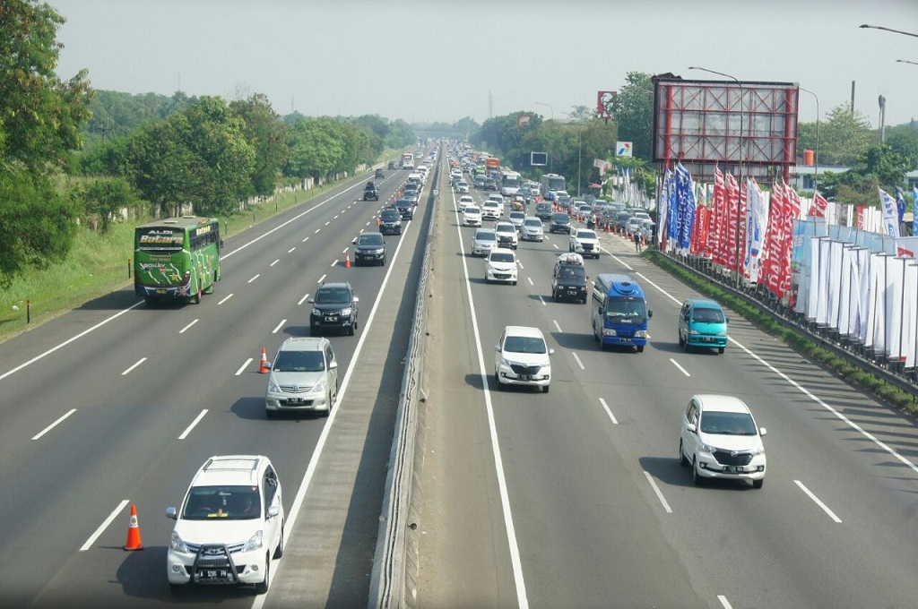 Kemacetan di Tol Jakarta-Cikampek Akibat Penyempitan Jalan
