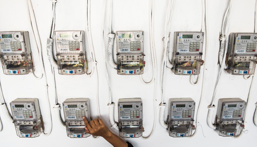 PLN Alirkan Listrik ke Warga Gili Gede di Hari Raya