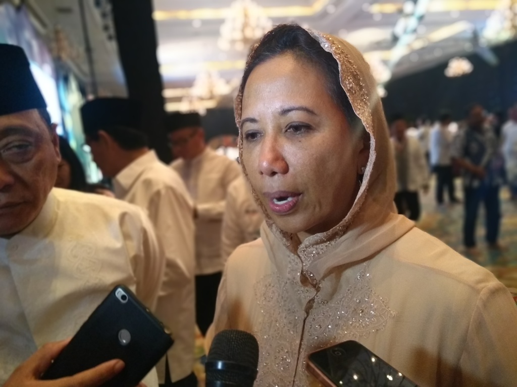 Baju Baru Lebaran ala Menteri Rini