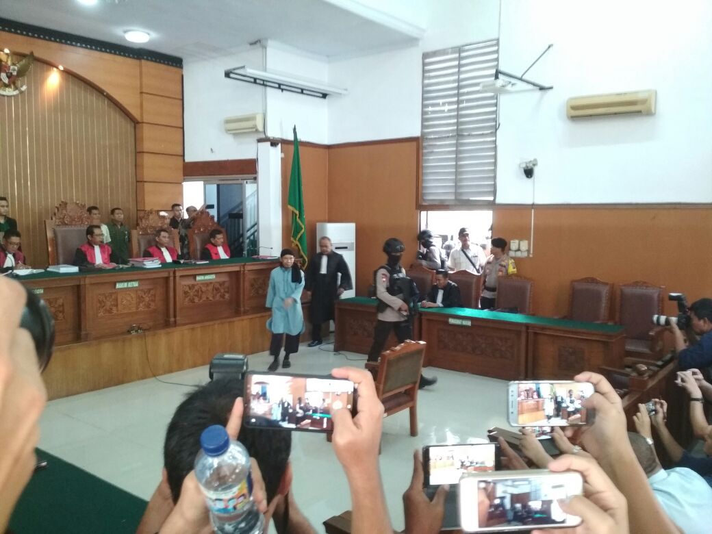 Masuk Ruang Sidang, Aman Abdurrahman Mengunci Mulut