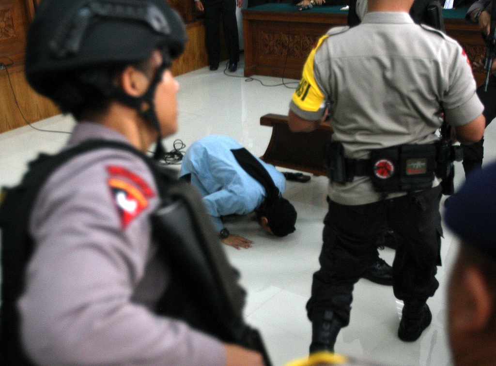 Aman Abdurrahman Sujud Syukur Divonis Mati