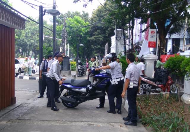 Puluhan Motor di Trotoar Gedung DPRD DKI Diangkut