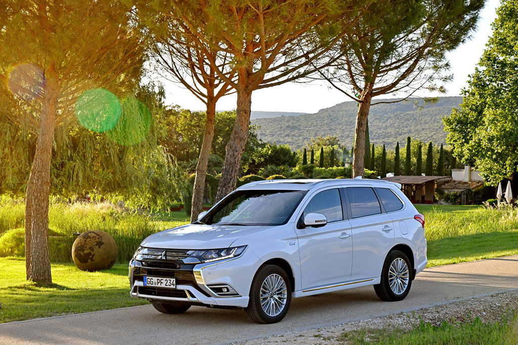 New Mitsubishi Outlander PHEV Lebih Bertenaga
