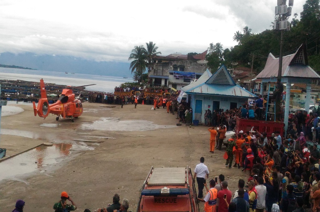 Warga Sambut Kedatangan Helikopter Bantu Cari Korban