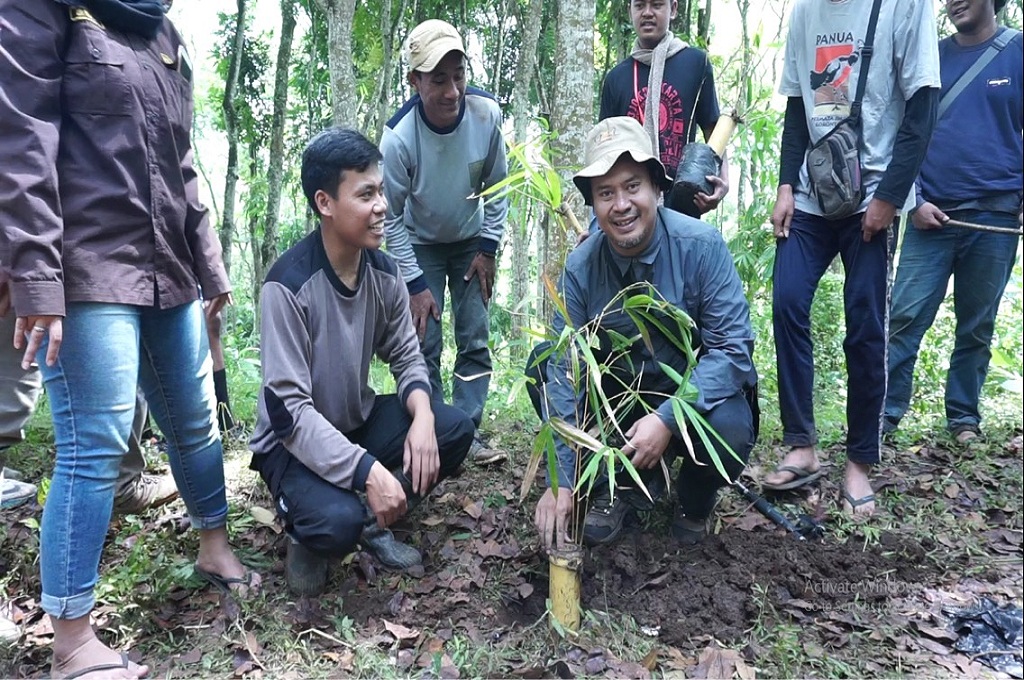 Mahasiswa Tanam Bambu Jaga Sumber Mata Air di Malang