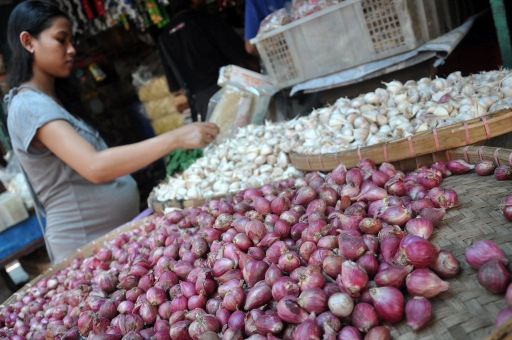 Pedagang Diimbau Menjual Bawang Sesuai Aturan
