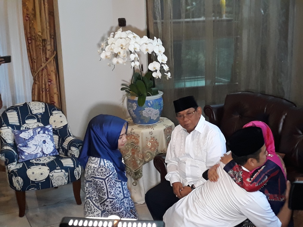 Arief Sungkem ke Orang Tua Sebelum <i>Nyoblos</i>