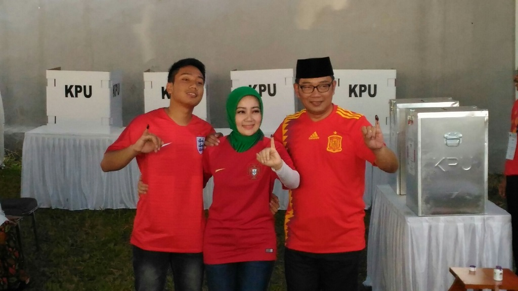 Sesuaikan Tema, Ridwan Kamil Pakai Jersey Spanyol saat <i>Nyoblos</i>