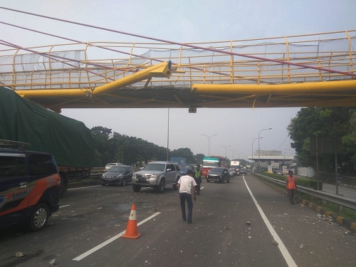 Kendaraan Mengular Hingga 11 KM di Tol Bambu Apus