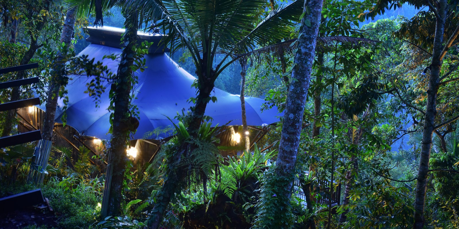 <i>Super glamping</i>di tengah sawah