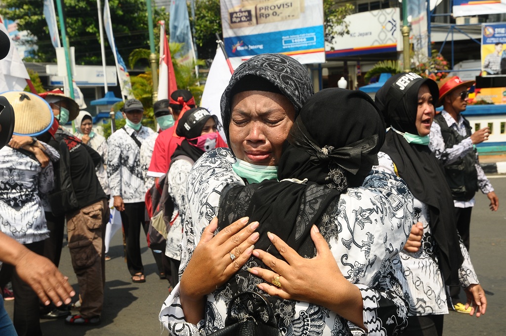 Tangis Ibu Guru Honorer di Bawah Patung Kartini
