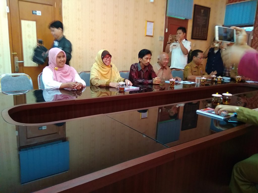Guru dan Pihak Sekolah yang Memecat Dipertemukan