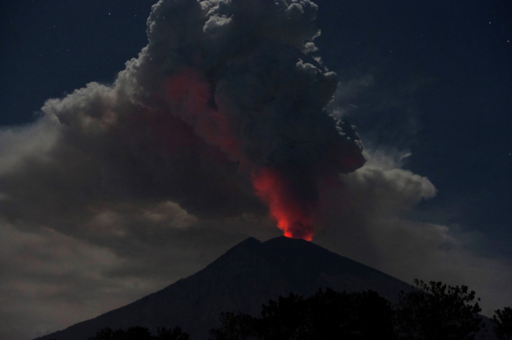 Gunung Agung Erupsi, Keluarkan Lava dan Suara Letusan