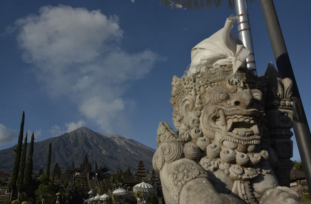 Abu Vulkanik Gunung Agung Guyur Jember