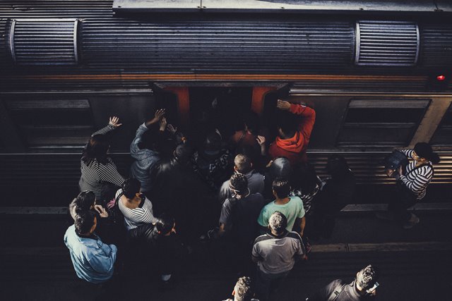 Tips agar Tak Pegal Saat Menempuh Perjalanan dengan KRL
