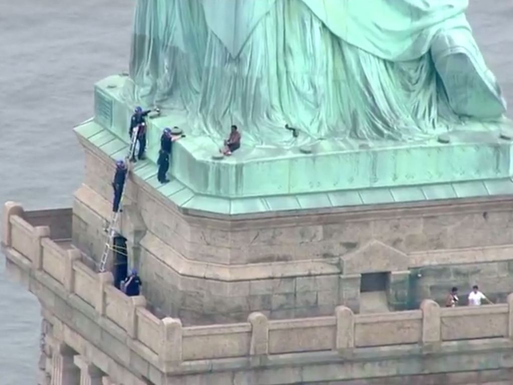 Protes Kebijakan Trump, Perempuan AS Panjat Patung Liberty