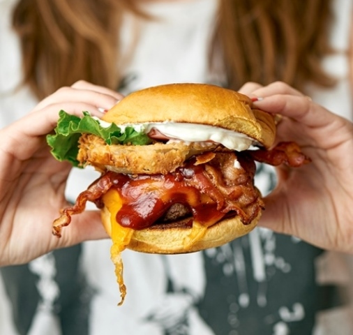 Menjajal Otentiknya Masakan Michelin Star Chef dari Black Tap Craft Burger & Beer Restoran