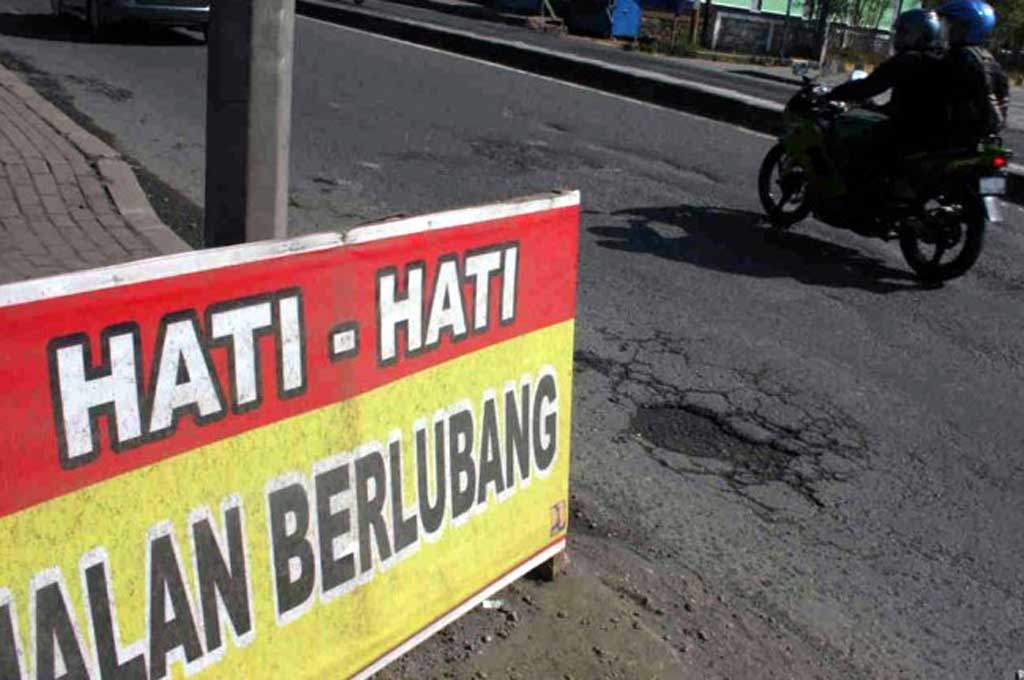 Waspada Jalan Berlubang Mengancam Nyawa