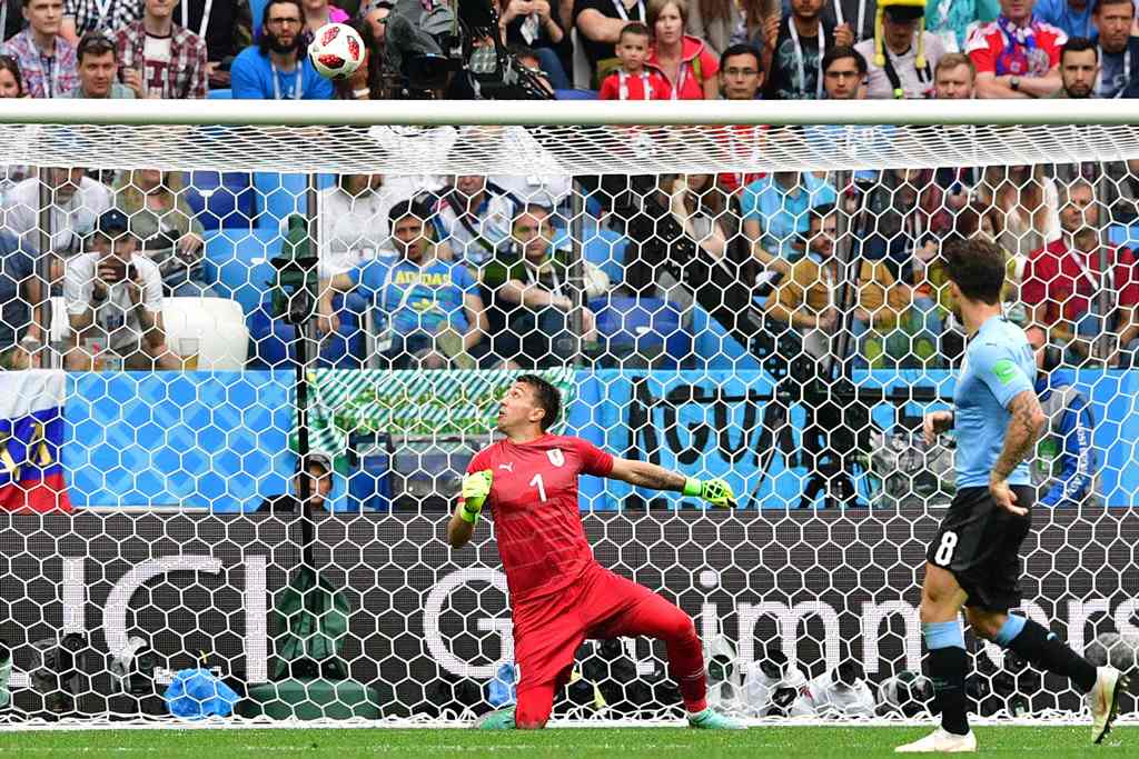 Kiper Uruguay Diserang Kritik Pedas usai Lakukan Blunder