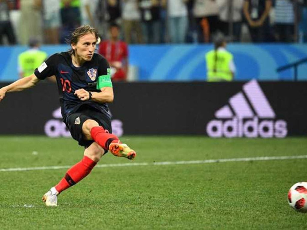 Adu Otak Modric vs Golovin